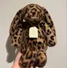 Conejo estampado leopardo etiqueta dorada