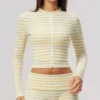 เสื้อคลุมสีเหลืองมัสตาร์ดและสีขาว