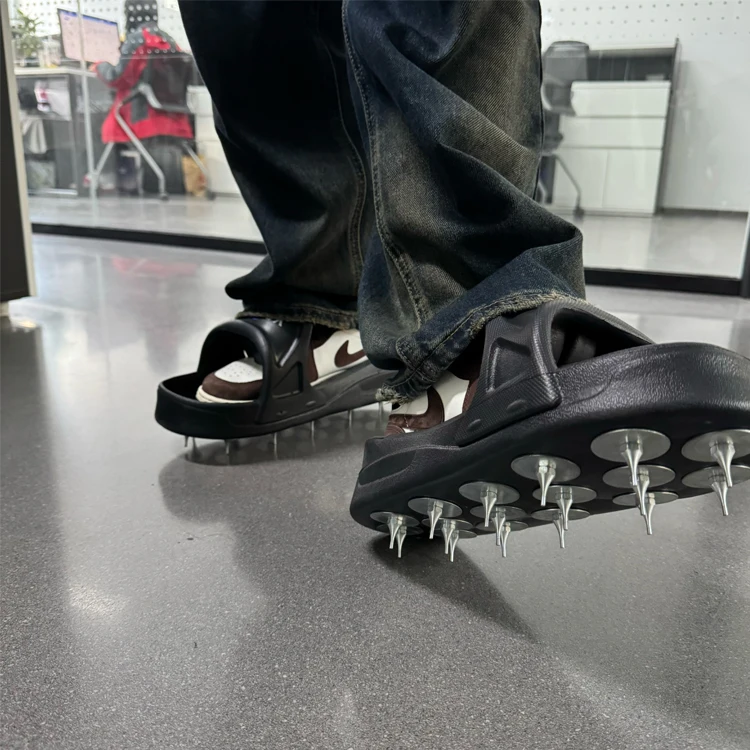 Stachelschuhe Größe L Für Epoxid-Bodenarbeiten – Rutschfester Schutz Auf Frischen Beschichtungen