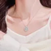 Colgante con cadena cruzada incluida.