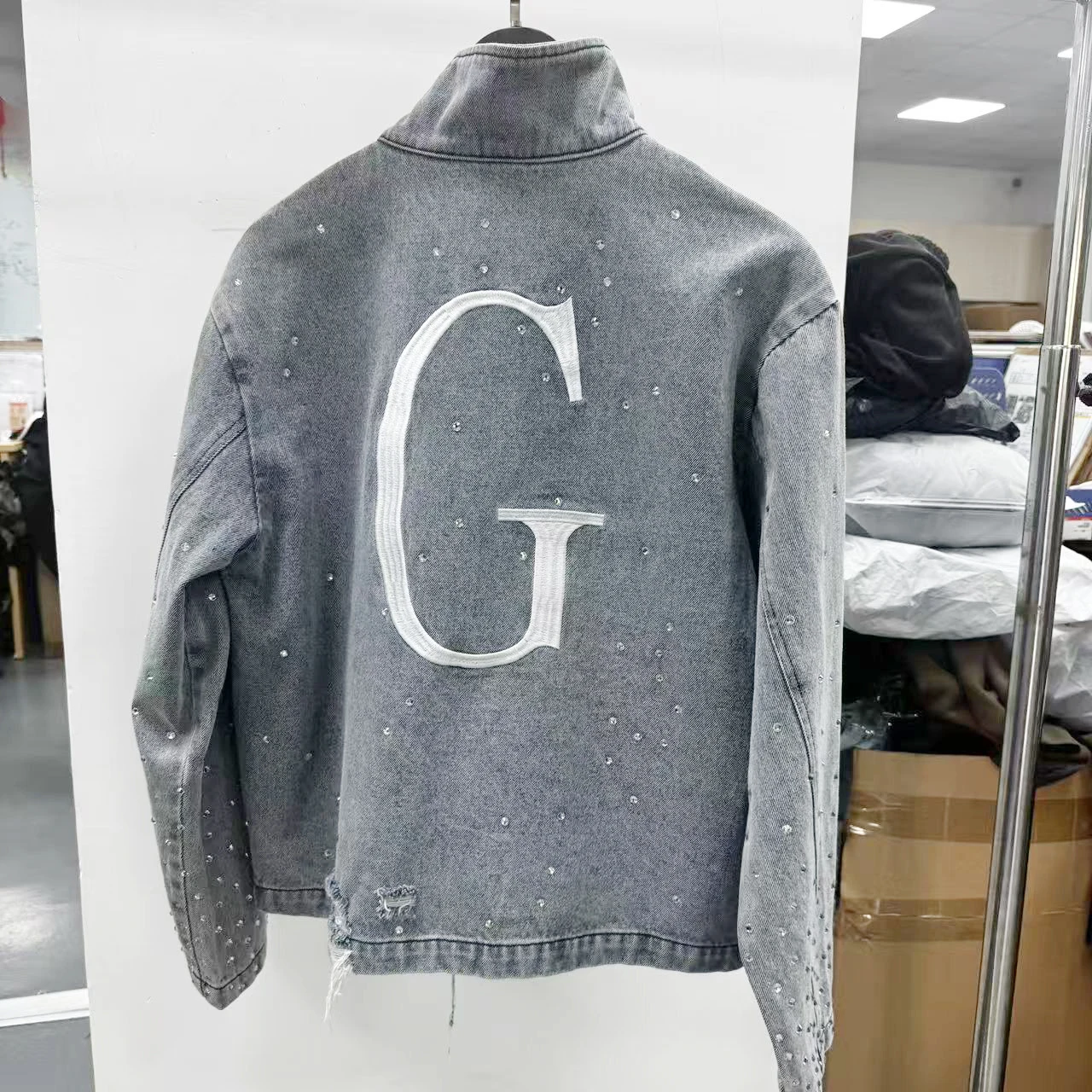 OEM Factory Custom Design Sun Faded Distressed Jeans Denim Jacket Streetwear Vintage Embroidery Rhinestone Men'S Denim Jacket gallery 3