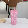 Taza rosa con lazo blanco.