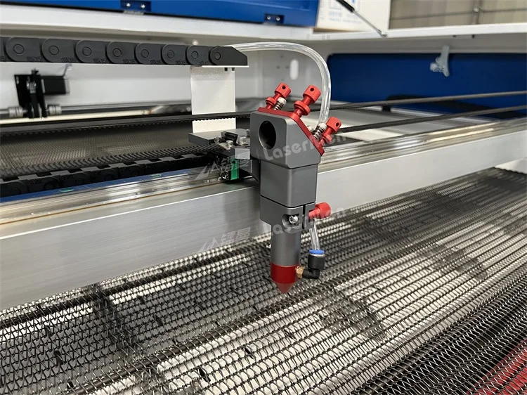 High Speed Fabric Textile Laser Cutting Machines Cnc CO2 1610 1625 1810 Cutting for T Shirt Sportswear Clothing Cutting Machine