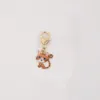 Chat léopard brun à queue bouclée
