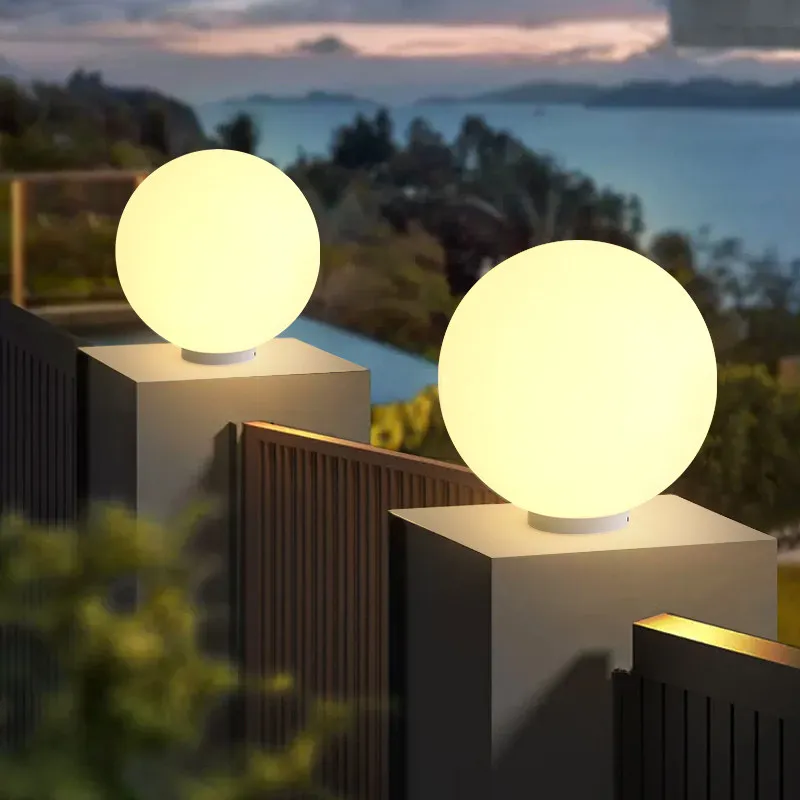 Solarbetriebene, wassergeschützte Außen-Mondlampe mit IP65-Schutzklasse als Säulenleuchte für Innenhof, Garten und Wand, hergestellt aus ABS-Kunststoff