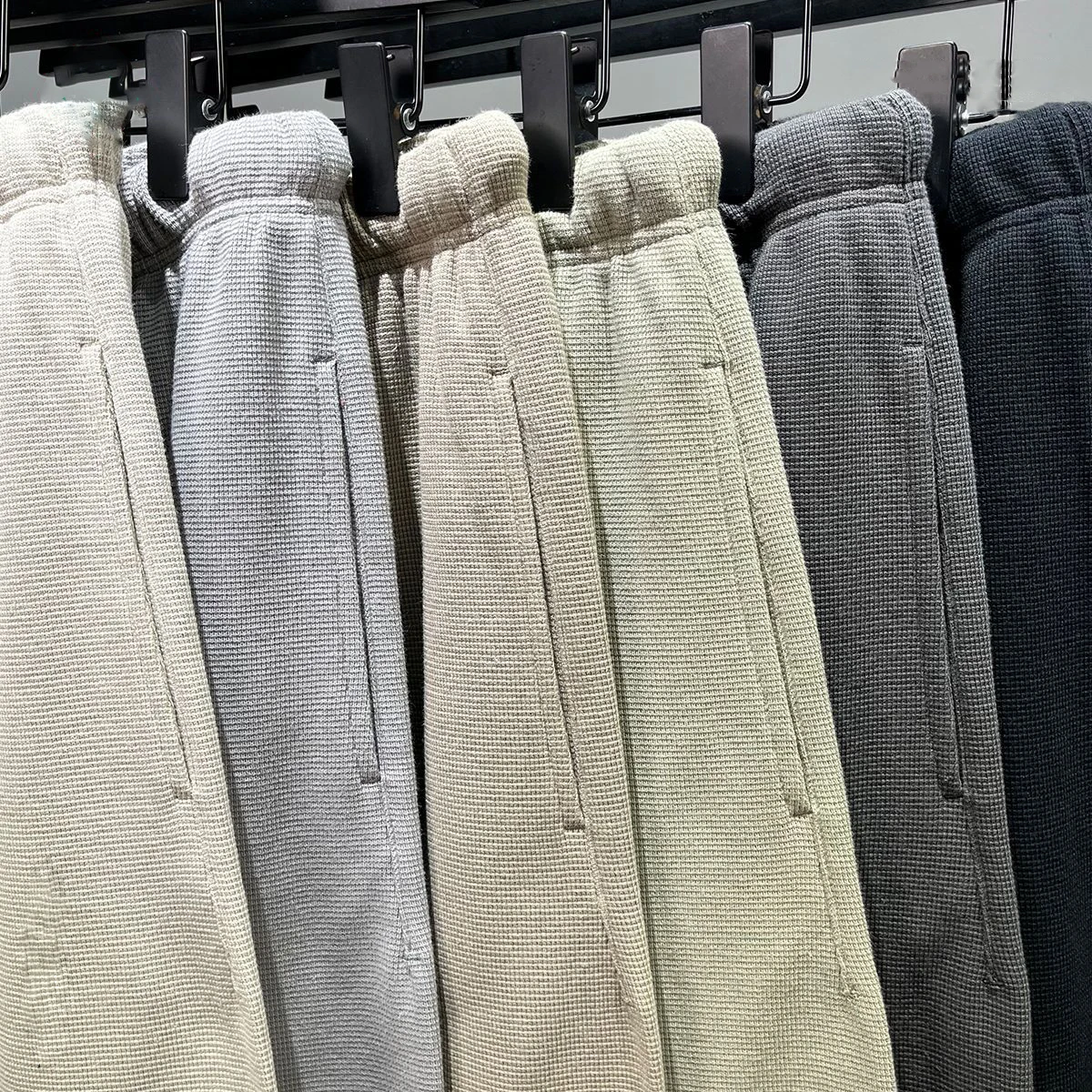 Velkoobchodní výrobce pánských ležérních kraťasů s vaflovým pletením, jednobarevných, s potiskem na zakázku, pro muže 278_voghion.com