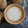 panier tressé en coquillage à fleurs blanches