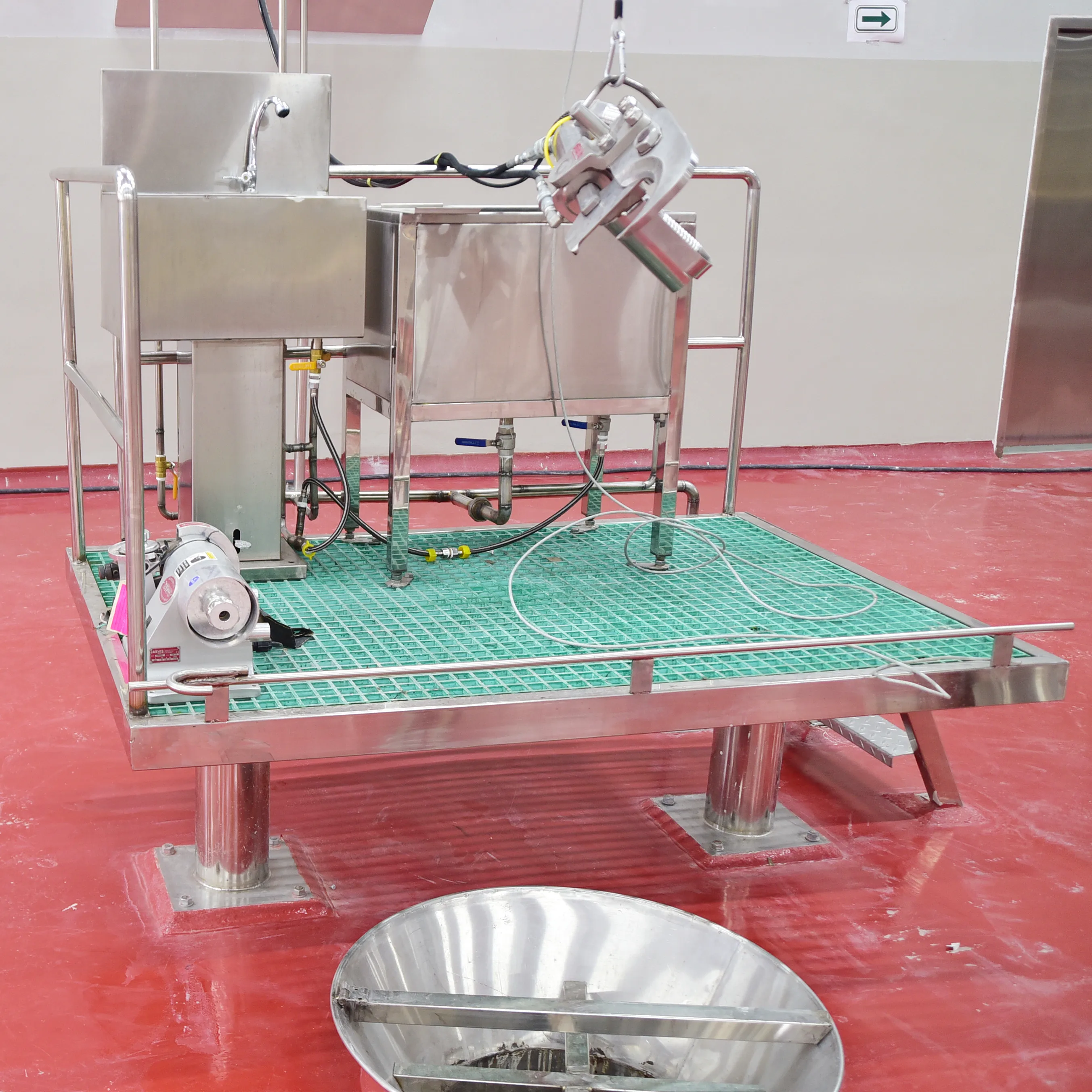 Easy-to-operate open chest saw for cattle slaughterhouses