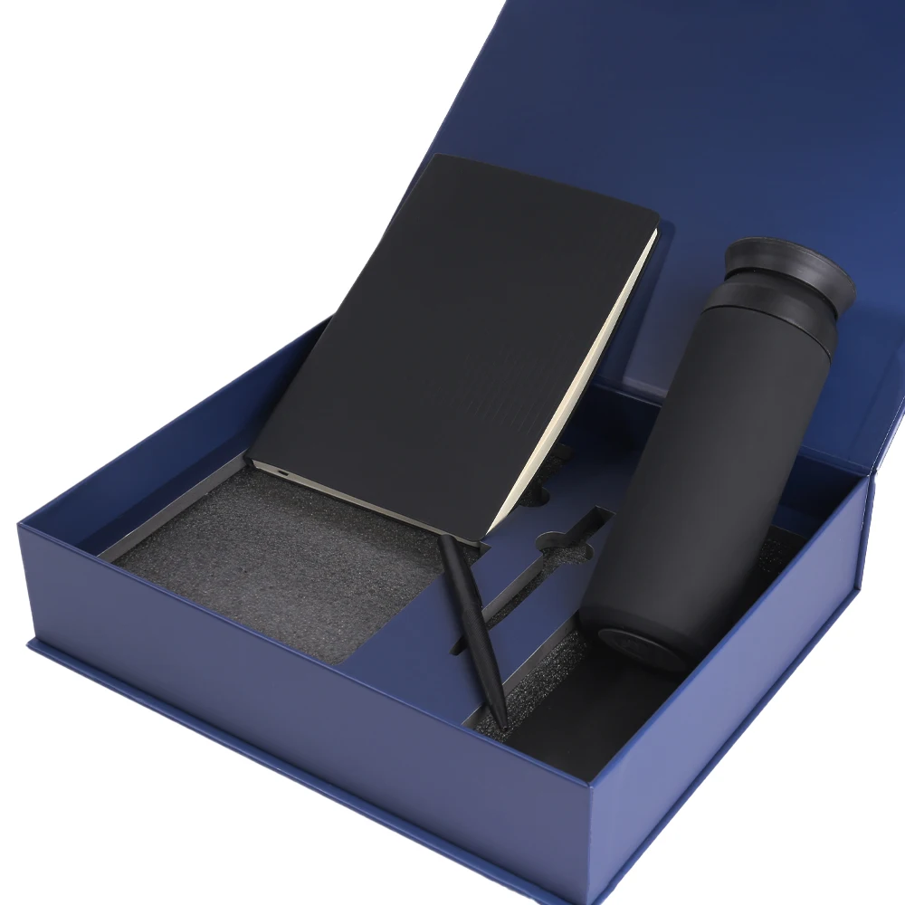 Scatola regalo blu di lusso personalizzata con apertura a ribalta magnetica, in carta rigida con effetto rilievato e rivestimento interno in spugna, per un’elegante confezione regalo aziendale.