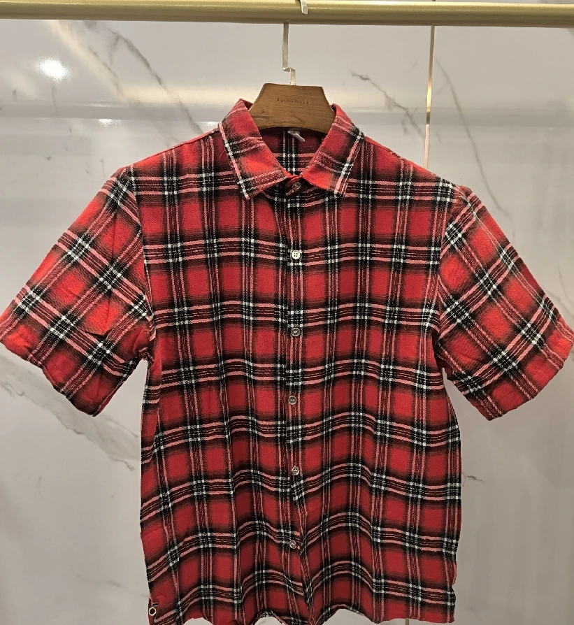 Camisas casuais de estilo urbano de manga curta con estampado dixital en raias e logo personalizable para homes, 100 % algodón, cadrados