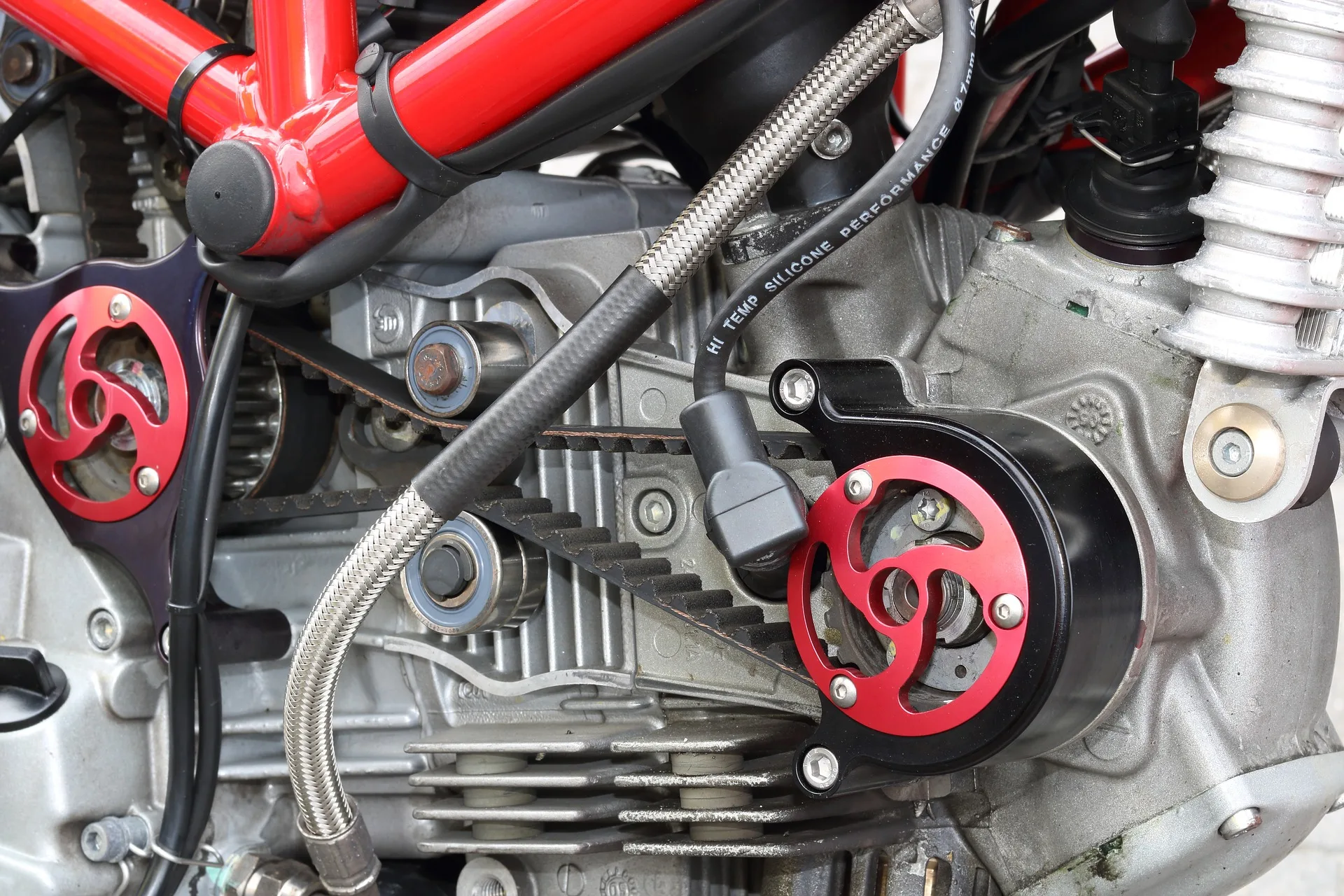 Вместо ремня. ГРМ Дукати монстр. Ducati s4 ГРМ. Ducati Monster timing Belt. ГРМ Ducati Монстер 900.