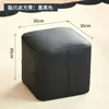 Taburete negro oscuro 3D con forma de cruz y cuero resistente a arañazos de gato.