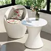 Una mesa y una silla (blanca)