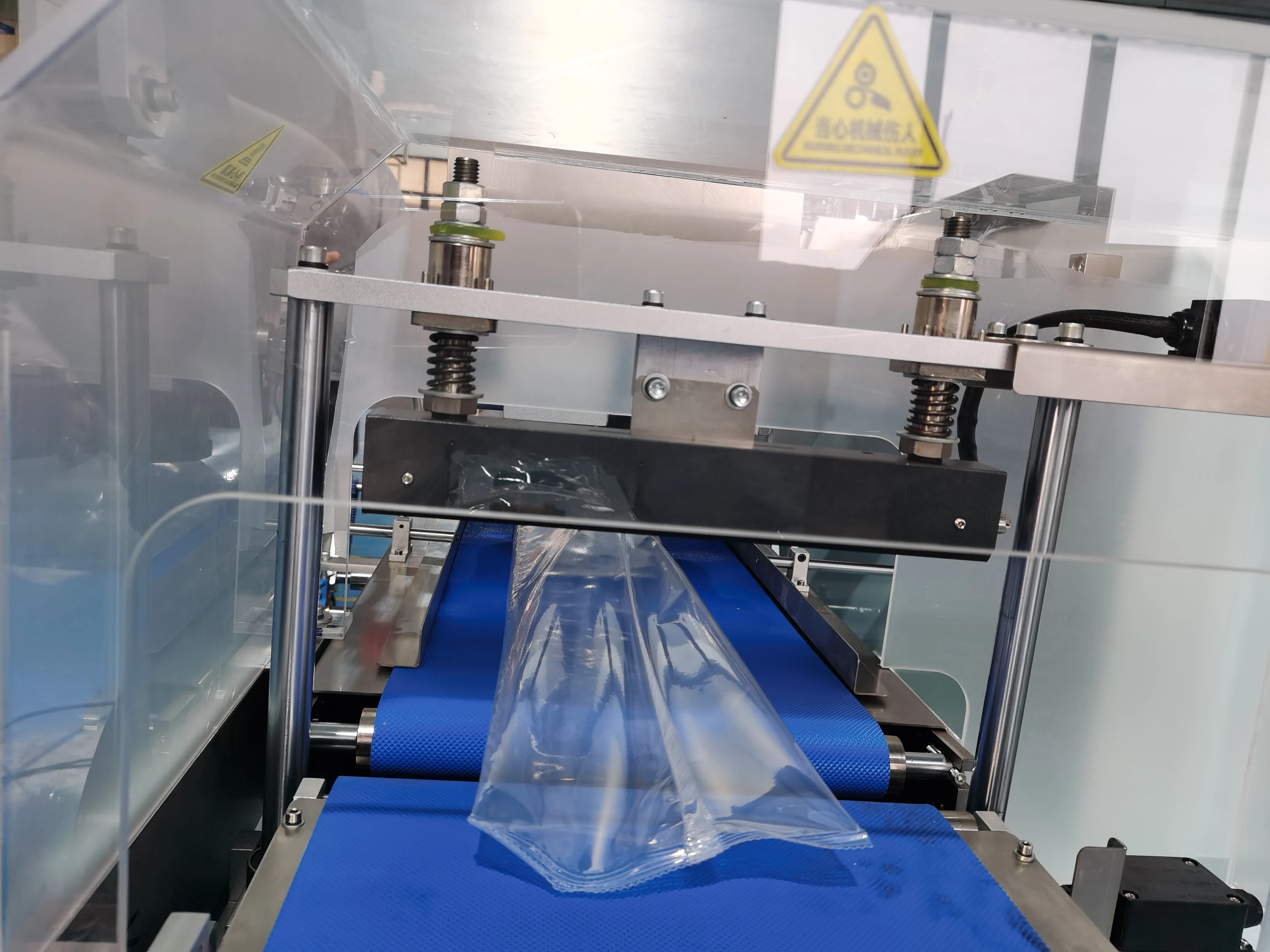 Automatic Horizontal Extruder Machine Sugar Fondant Sharp Cheddar Cheese Cube Packaging Machine Hffs Packing Machine Servo Motor