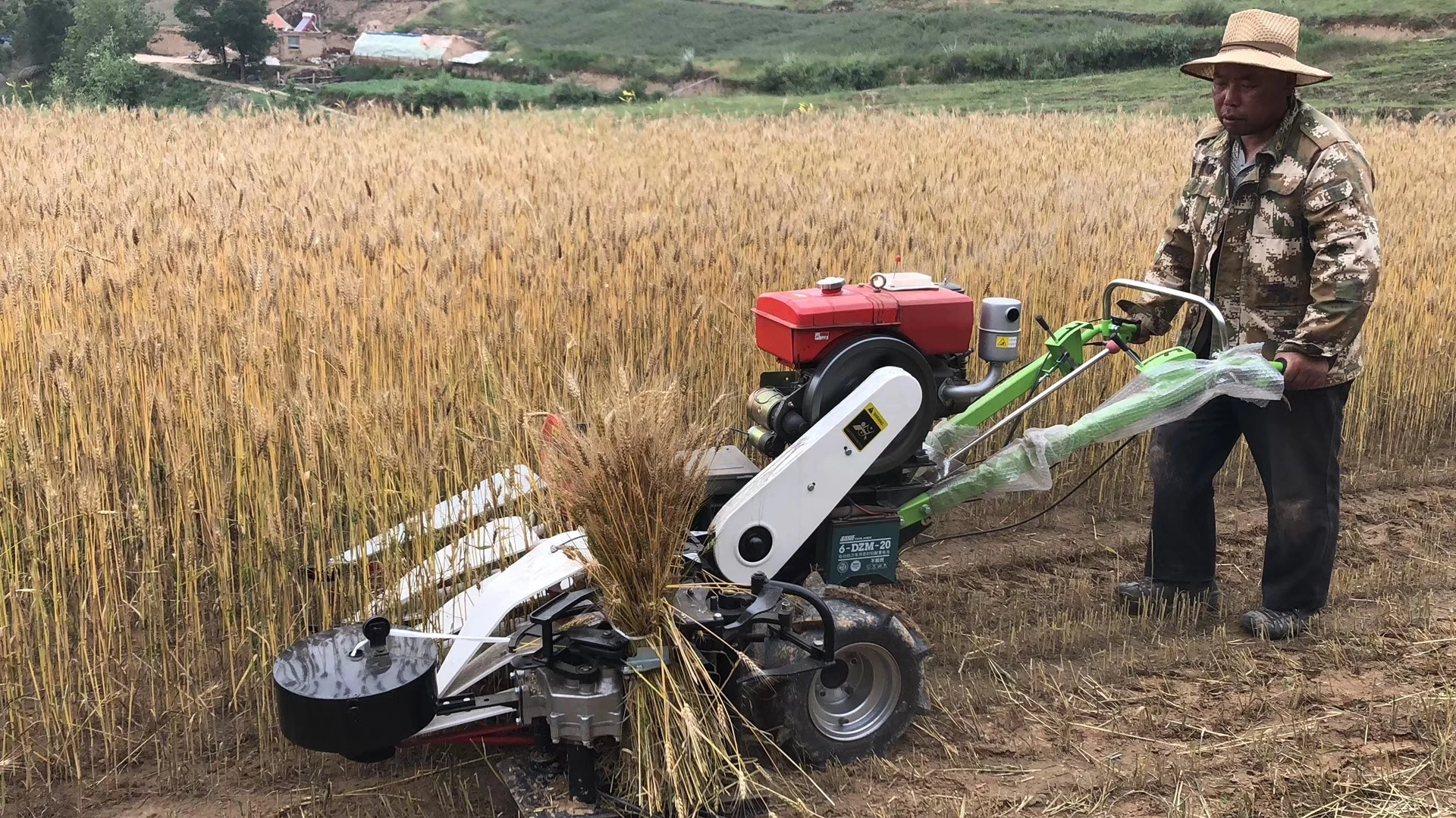 Mini Wheat Combine Harvester Small Wheat Harvester High Quality Wheat Reaper Binder Machine