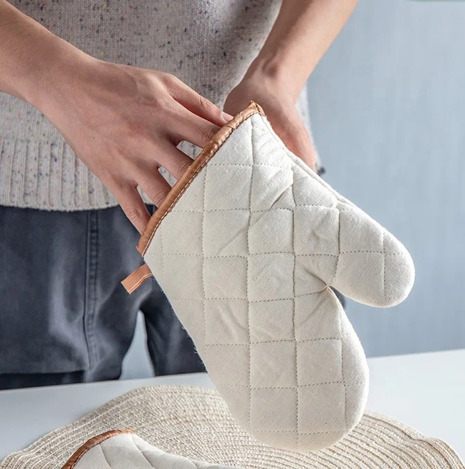 Покрытые серебром стеганые кремово-белый хлопок кухонные рукавицы кухонные перчатки Комплект прихватки