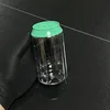 Botella transparente con tapa verde claro.