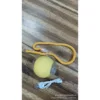 Bola amarilla con cuerda.