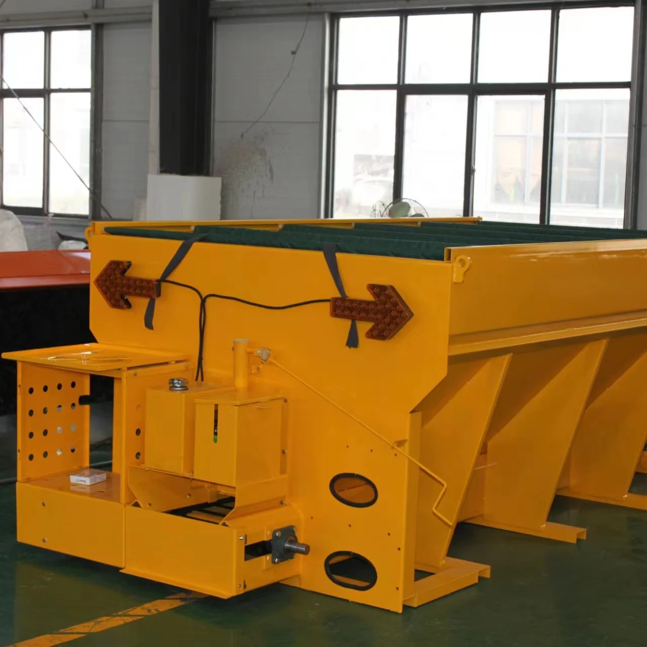 110 Cubic Hopper Snow Melting Agent Salt Spreader Volume Road Snow