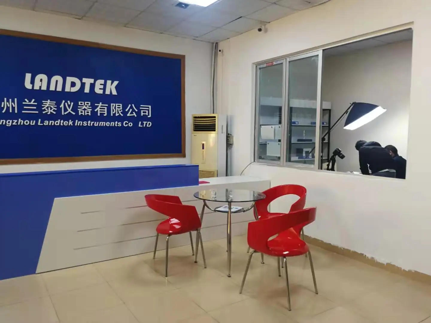 showroom 1.jpg