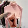 Chaqueta polar de cuello alto rosa.