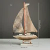 Barca a vela colorata in legno chiaro con finitura effetto truciolo