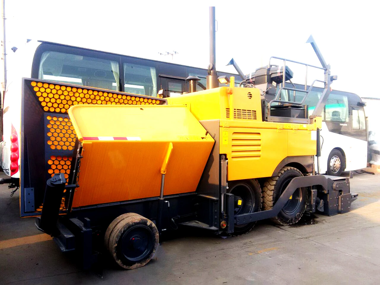 Road Construction Paver Machine RP453L Wheel Asphalt Concrete Paver manufacture