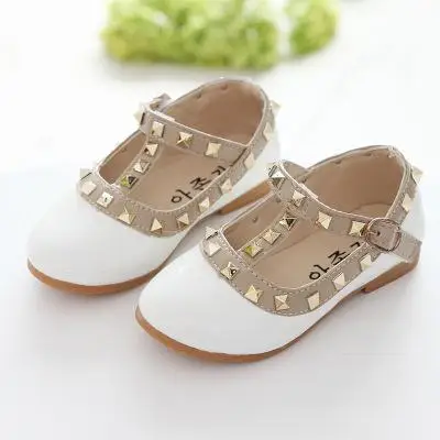 Летние детские модные туфли принцессы Корейская обувь из искусственной кожи с заклепками для девочек красные танцевальные