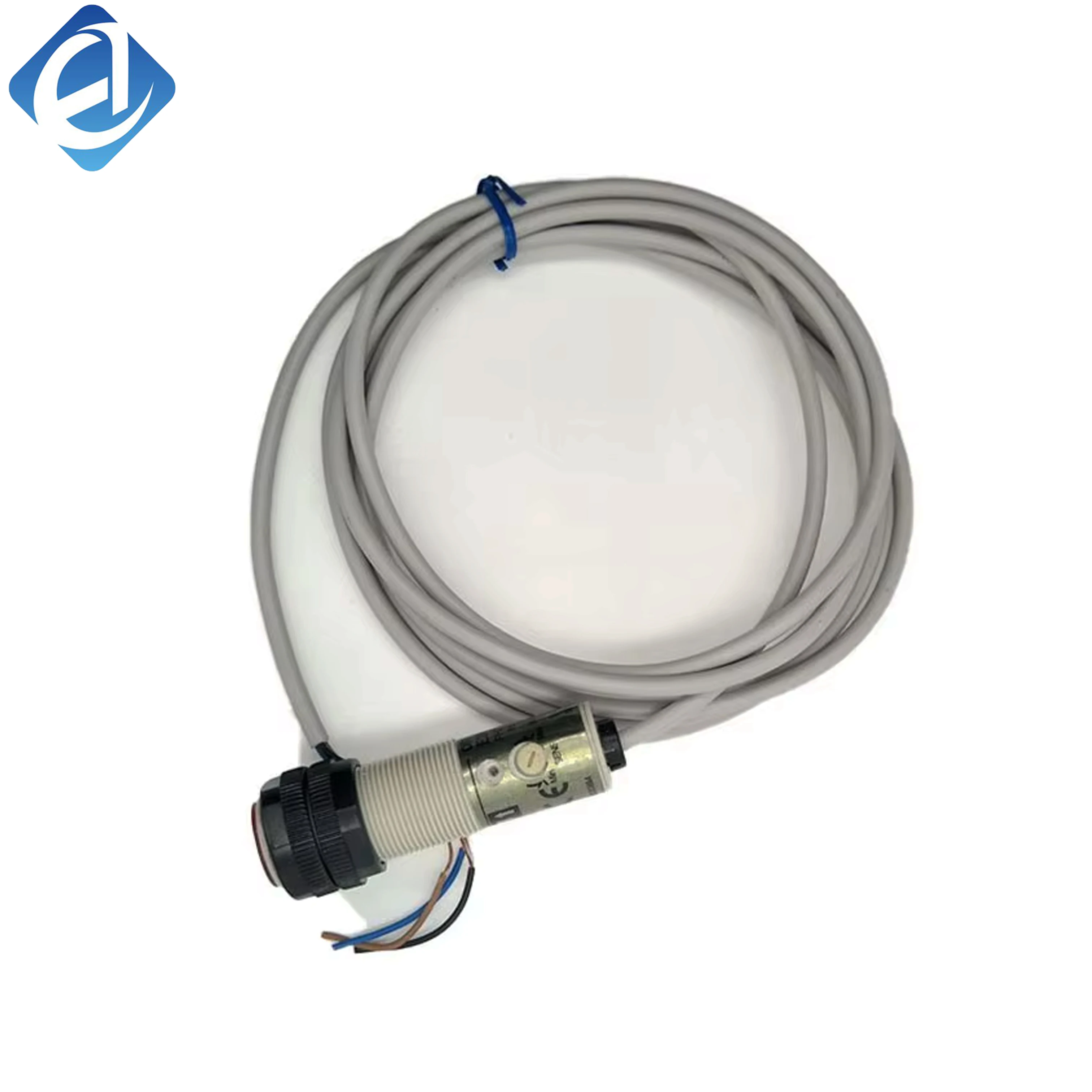 سنسور فتوالکتریک پراکنده اورمون اصلی و جدید سری E3F3-D61. این سنسور دارای طراحی فشرده، پاسخ سریع و تشخیص قابل اعتماد است. با قابلیت عالی مقاومت در برابر تداخلات الکترومغناطیسی، در تشخیص اشیاء و تشخیص موقعیت در سیستم‌های اتوماسیون صنعتی به کار می‌رود.