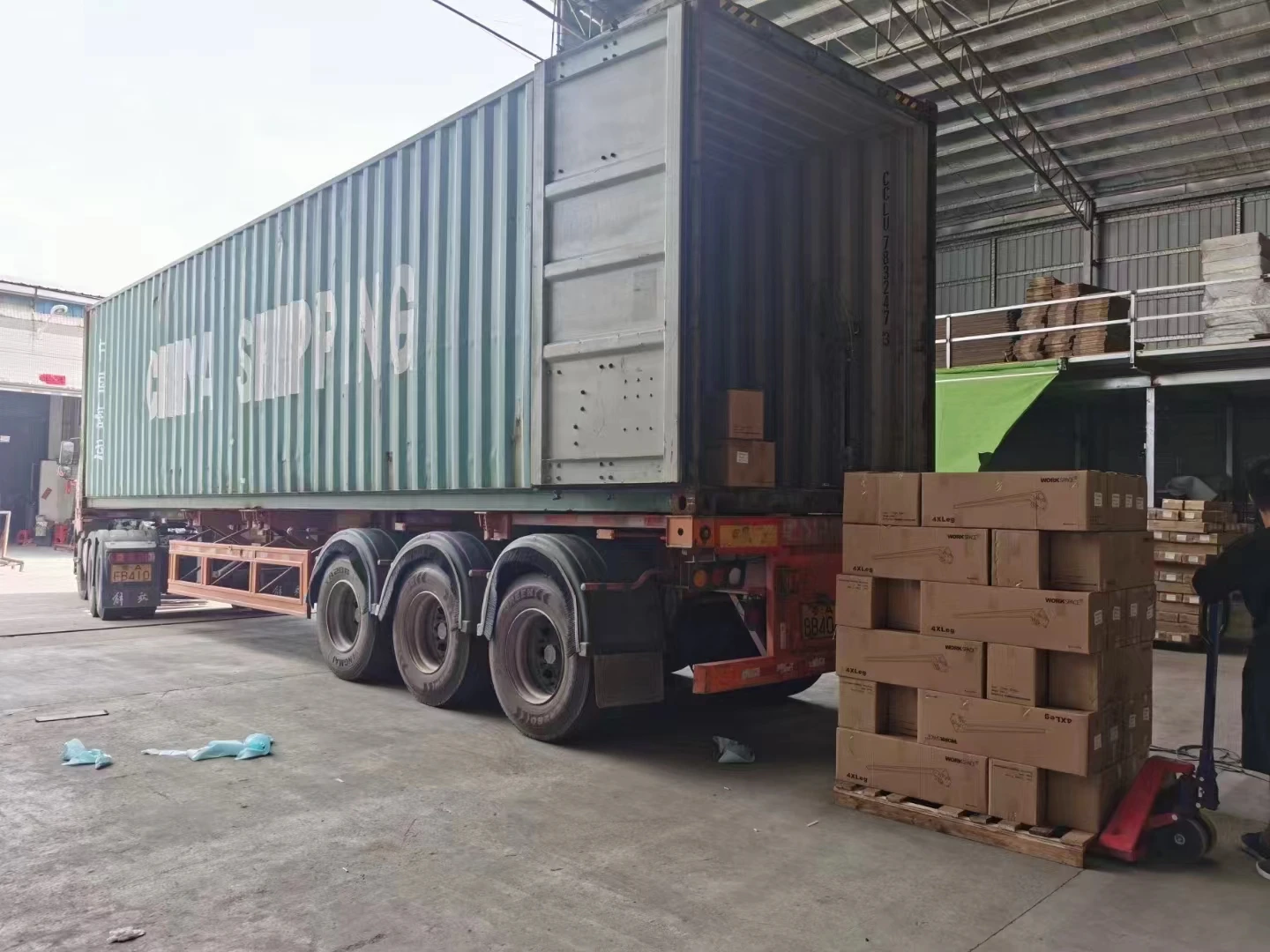 Hot Selling 6 people  Cheap Prefabricated Soundproof Outdoor Residential Mobile Chatting Office Pod 25