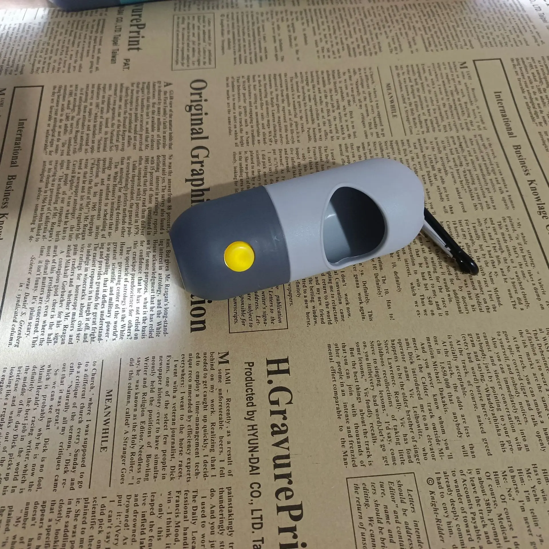 Eco Plastic Pet Waste Dispenser Bag Carrier For Leash Multi Functional Dog Poop Bag Holder With