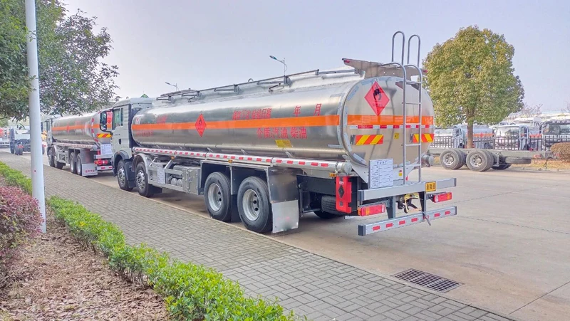专业新型 HOWO 8x4 油罐车 35000L 可燃液体运输燃油车