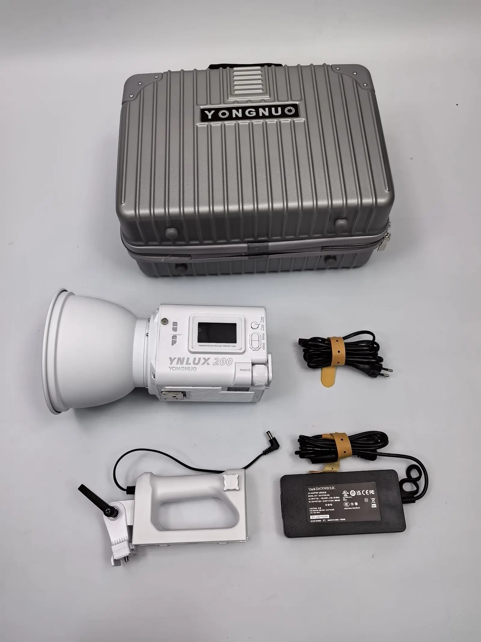 YONGNUO LUX200 YNLUX200 200W 2700K-6500K Bowens Mount Handheld