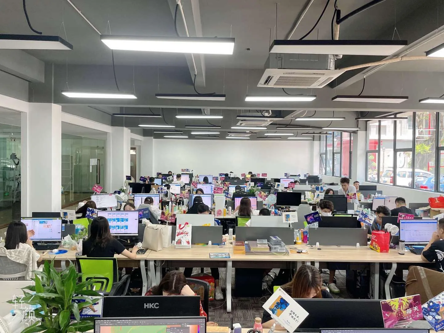 Yiwu Jingcheng Clothing Co., Ltd. 1