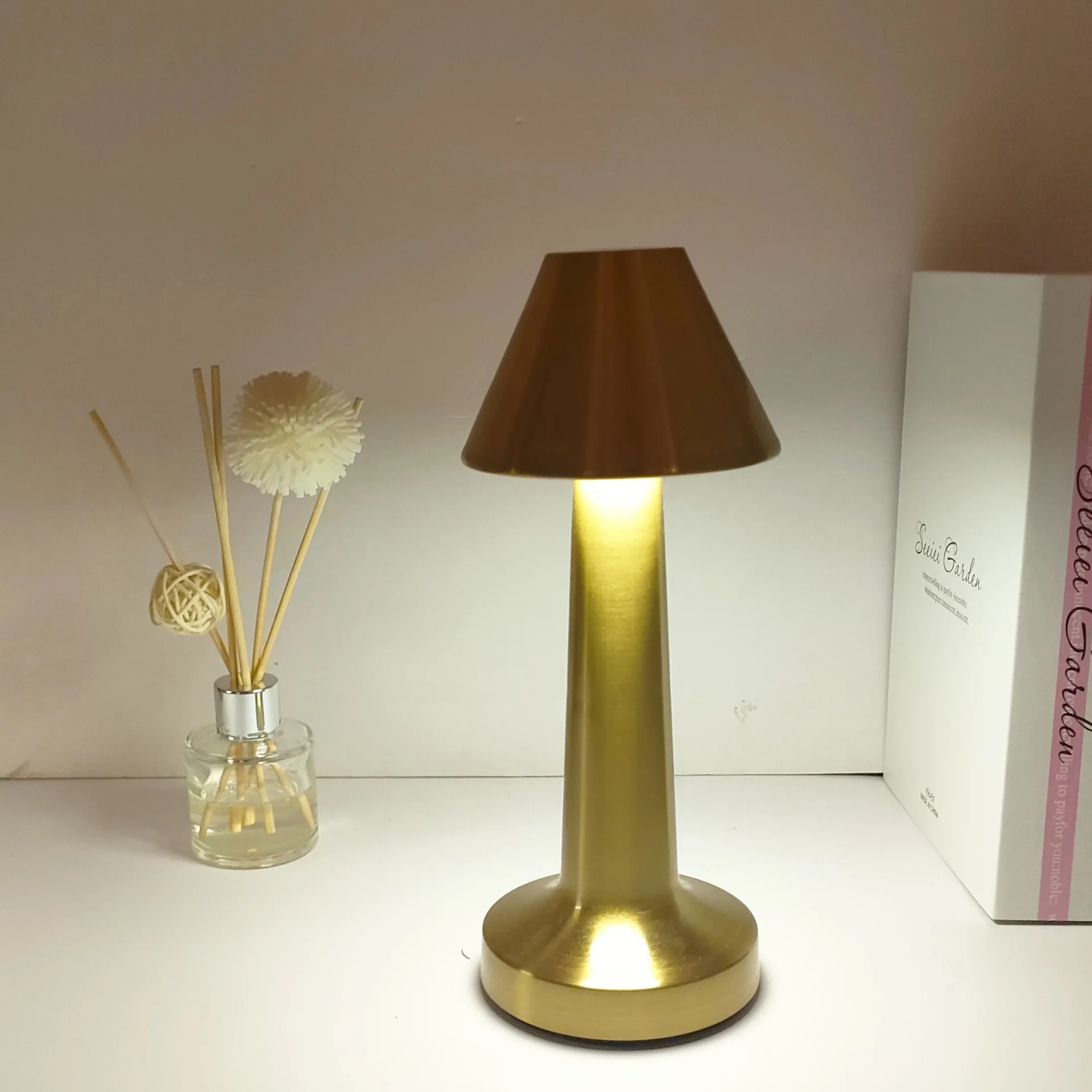 Metal Cone-Shaped Lamp with Dimmable Lighting
