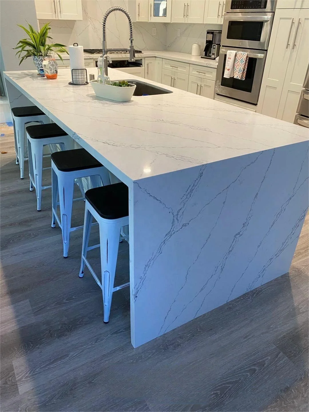 Customized Modern Artificial Granite Quartz Stone Countertops Table Tops Kitchen Island Calacata White Factory Price One-Stop