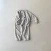 Gris oscuro