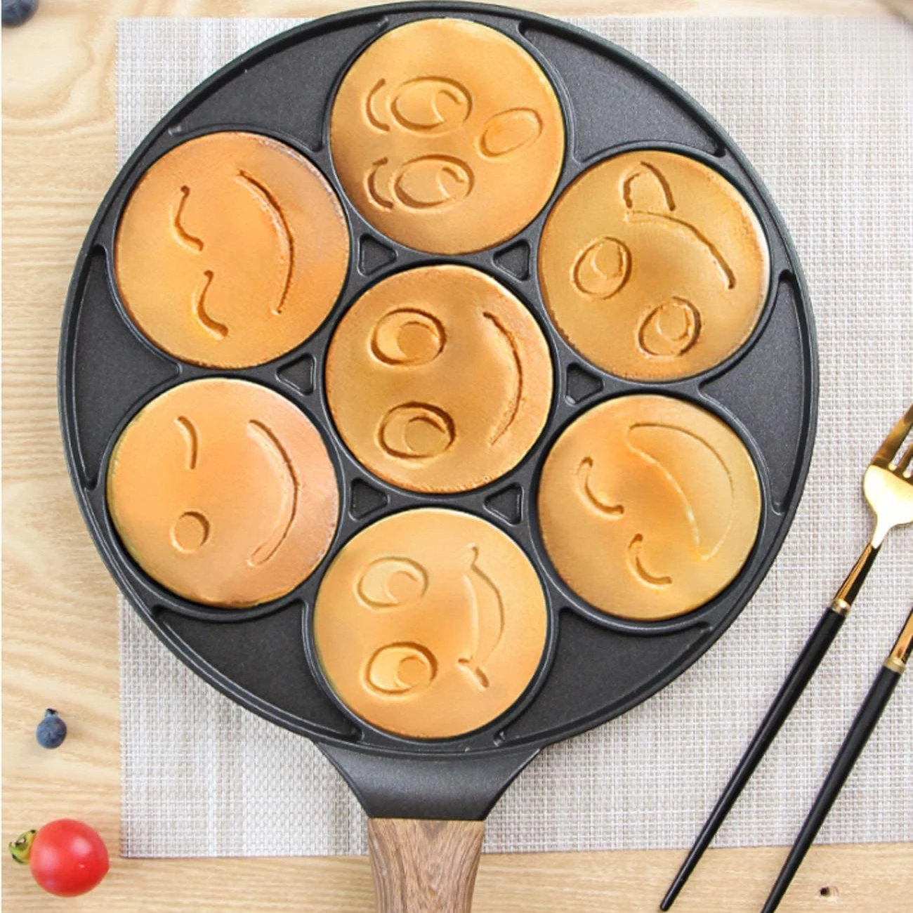 Emoji Smiley Face Pancake Pan - Non-stick Pan Cake Griddle with 7 Unique  Flapjax