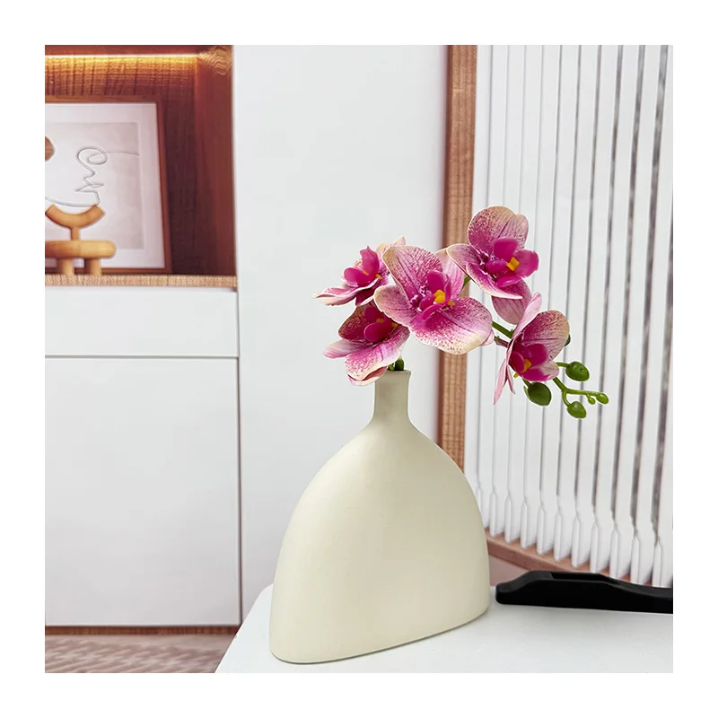 Skep 'n weelderige en uitnodigende omgewing met kunsmatige groen plante