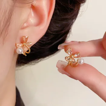 Niche Temperament Simple Design Champagne Butterfly Pearl Earrings Exquisite Light Luxury Gold Plated with Zircon As Main Stone