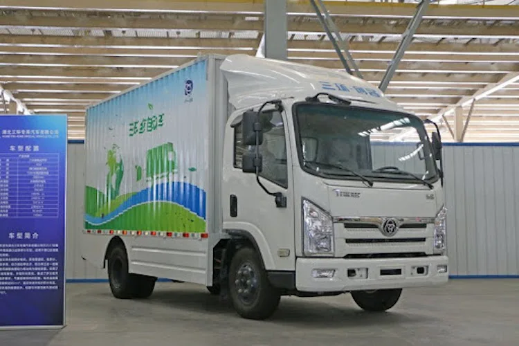 High quality 210km mileage 7 tons light 4x2 cargo small electric truck