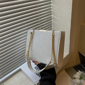2022 New Arrival Golden Chain PU Leather Shoulder Handbag for Women Vintage Trendy Fashion Bags for Ladies for Autumn Winter