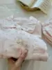 Top rosa a maniche corte e pantaloni lunghi