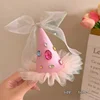 Casquette en maille rose avec strass colorés