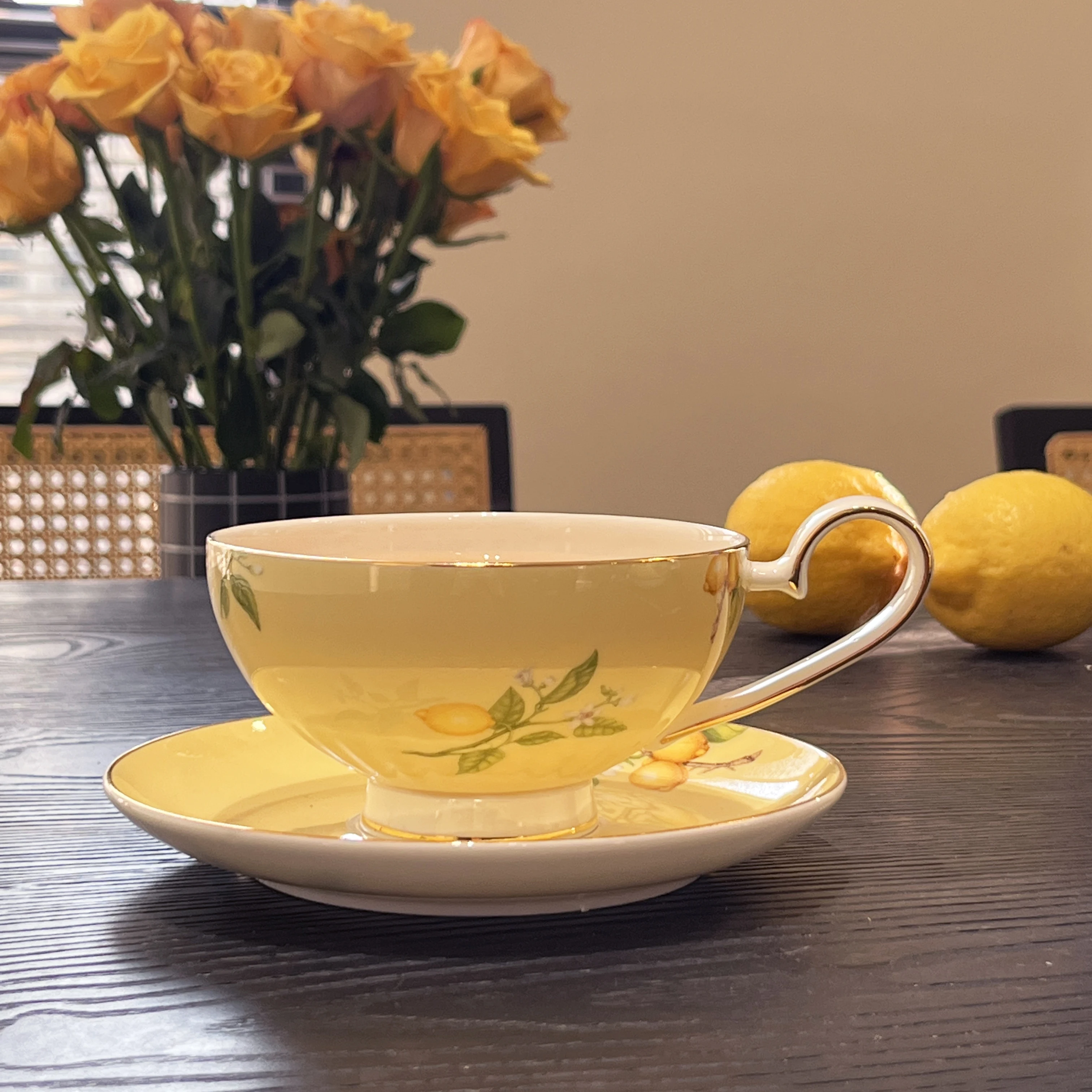 European Luxury Lemon Pattern and Gold Border Tea Pot and Cup Set Afternoon Tea Business Gifts New Bone Tea Set for One Set