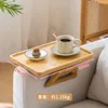Bandeja rectangular para sofá de madera natural.
