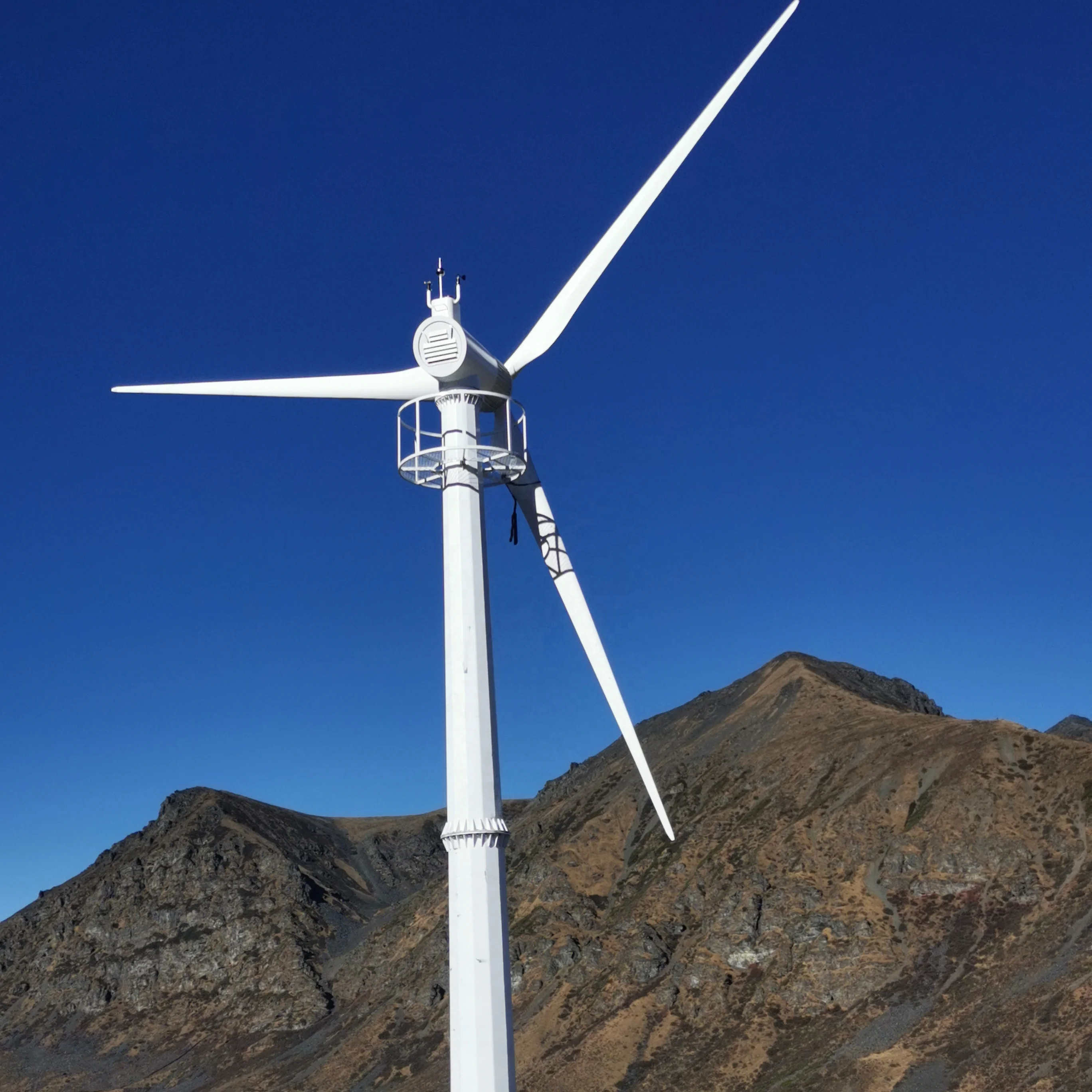 Allt í einni kynningarverð frístandandi stöng vallastýring snjöll hönnun þriggja fasa slökkt rist rist bindi vindmylla 50kw