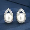 Boucles d'oreilles puces en perles blanches platine