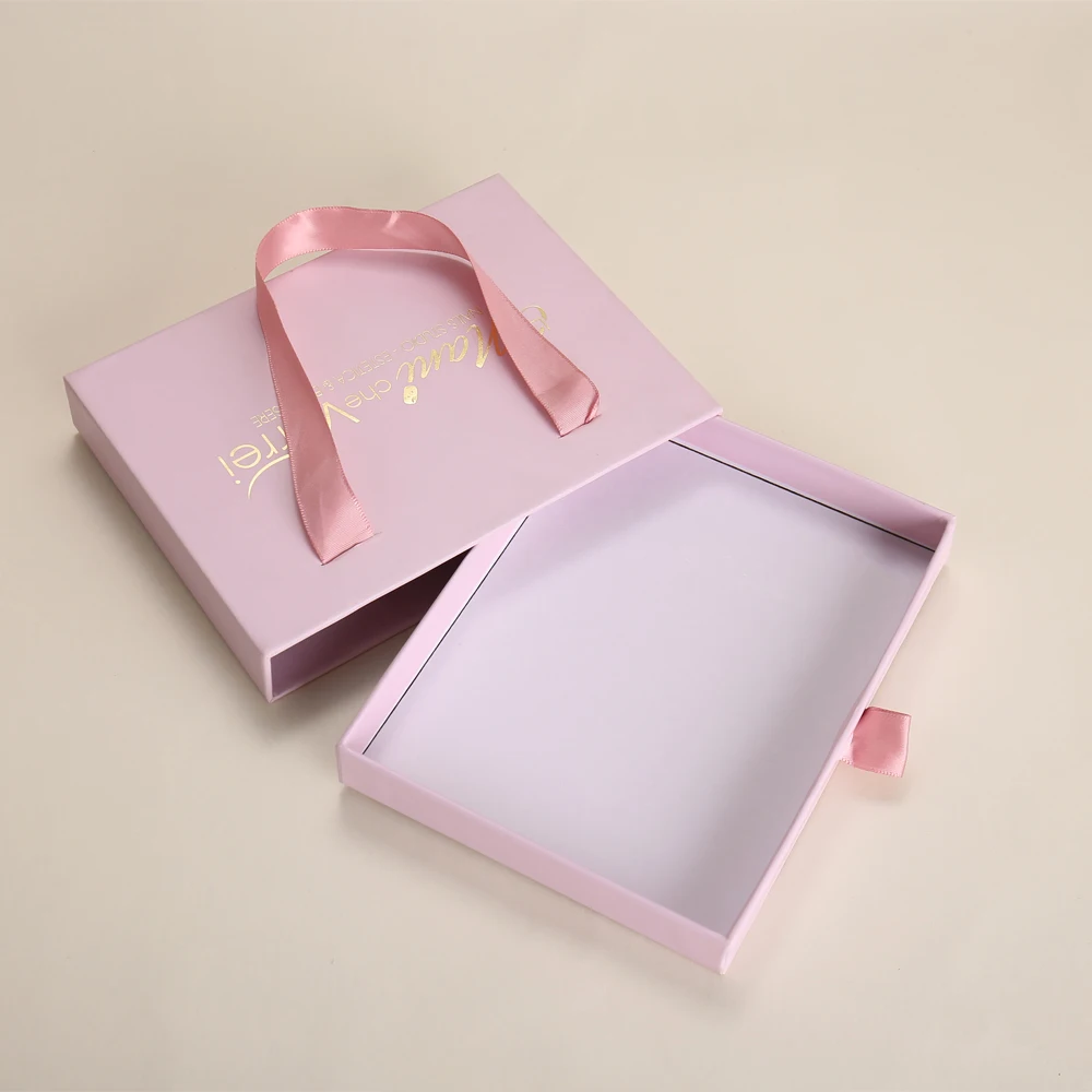 علبة تغليف فاخرة مخصصة للمجوهرات مع درج ورقي انزلاقي وشعار مطبوع بالختم الحراري ومقابض من الشريط