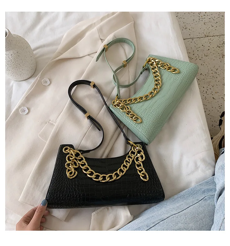 Los bolsos acolchados y con cadena son un must de la temporada